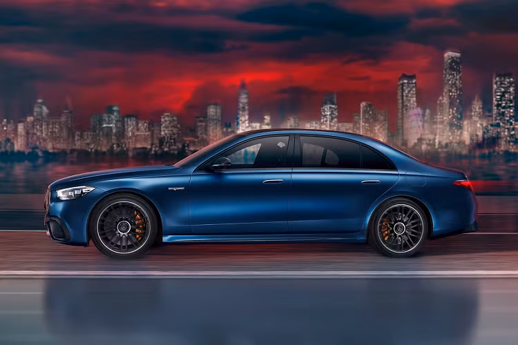 Bên cạnh đó còn có hai tông màu sơn mờ gồm Manufaktur night black magno và Manufaktur kalahari gold magno. Gói cá nhân hóa đặc biệt trang bị da Nappa độc quyền của Manufaktur với các đường chần kim cương cùng logo AMG dập nổi tại tựa đầu trước, bệ tỳ tay và bảng điều khiển của bảng điều khiển trung tâm.