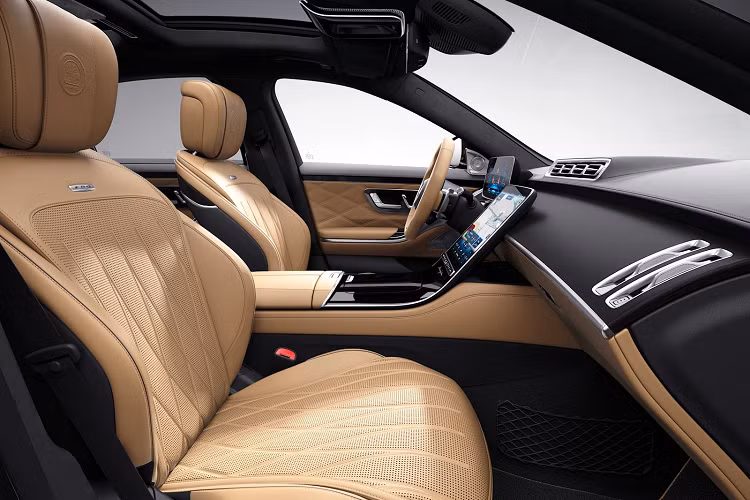 Đối với chủ nhân không muốn logo AMG thêu màu tiêu chuẩn dưới thảm sàn có thể nâng cấp gói biểu tượng bằng vàng hoặc bạch kim.