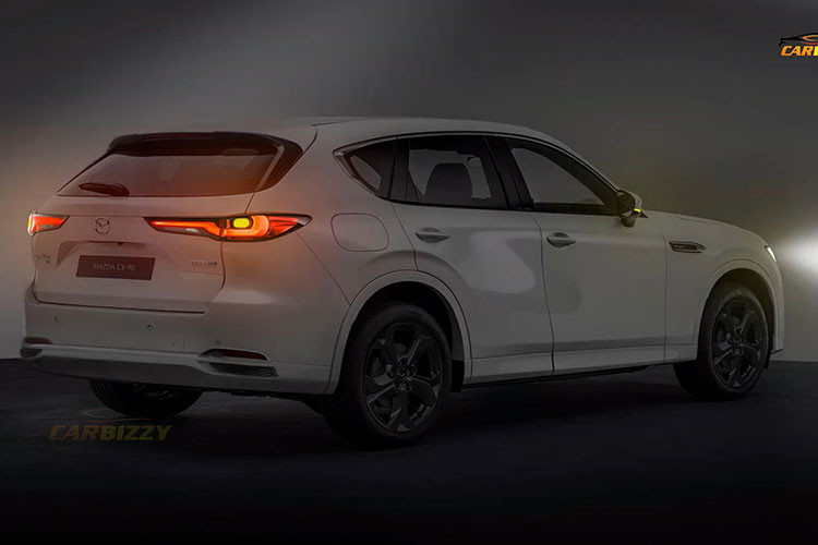 Phần đuôi của mẫu xe SUV Mazda CX-90 2024 được thiết kế bo tròn, mang đến cảm giác “mềm mại” hơn. So với "người anh em" Mazda CX-9, CX-90 2024 cũng sẽ sở hữu kích thước lớn hơn.