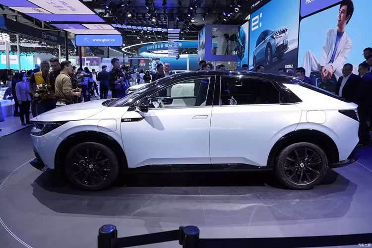 Giữa 2 ghế trước của xe không có cụm điều khiển trung tâm nằm cao, tạo thành vách ngăn như thiết kế truyền thống. Thay vào đó, cụm điều khiển trung tâm của hai mẫu xe này nằm khá thấp và đi kèm nút bấm chuyển số cũng như phanh tay điện tử.