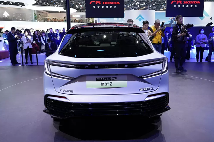 Cả hai đều sở hữu những đường dập gân sắc sảo, mạnh mẽ, nóc dốc dần về phía sau theo phong cách xe coupe và vành hợp kim đa chấu với thiết kế khí động lực học. Bên trong cặp đôi SUV thuần điện này là không gian nội thất giống hệt nhau.