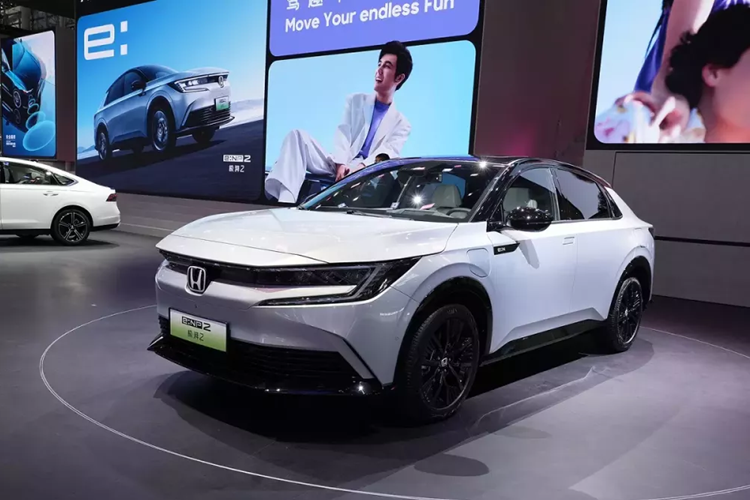 So với xe concept, Honda e:NP2 và e:NS2 chạy điện chẳng những giữ nguyên tên gọi mà ngay cả thiết kế cũng không quá khác biệt.