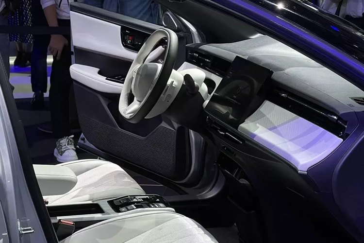 Hiện hãng Honda chưa công bố thông số và trang bị cụ thể của hai mẫu SUV mới. Chỉ biết rằng, xe dùng mô-tơ điện mạnh 204 mã lực và đi kèm cụm pin dự kiến có dung lượng 68,8 kWh. Nhờ đó, xe có thể chạy khoảng 510 km sau khi sạc đầy pin.