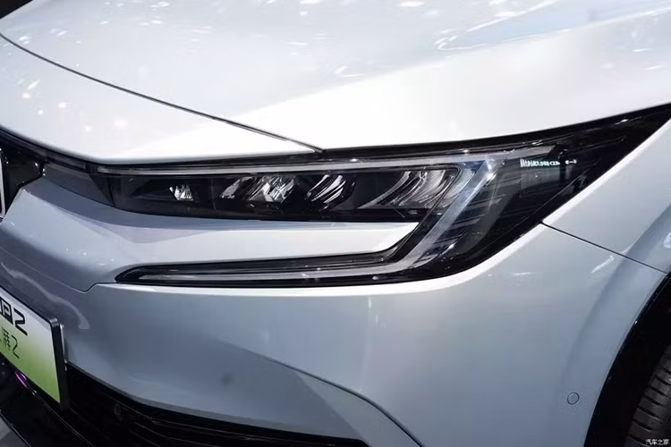 Trong khi đó, Honda e:NS2 2024 mới lại có thiết kế đèn pha và dải đèn LED định vị ban ngày kéo dài từ nắp ca-pô xuống cản trước giống phong cách của xe Peugeot. Đèn hậu của 2 mẫu xe này được thiết kế tương đồng với đèn pha. Khu vực bên sườn của Honda e:NP2 và e:NS2 không có sự khác biệt.