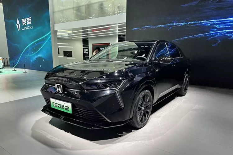Cả hai mẫu xe này đều được phát triển dựa trên cơ sở gầm bệ e:N Architecture F dành riêng cho ôtô điện của Honda. Tuy nhiên, e:NP2 do liên doanh GAC Honda sản xuất trong khi e:NS2 lại là sản phẩm của liên doanh Dongfeng Honda.