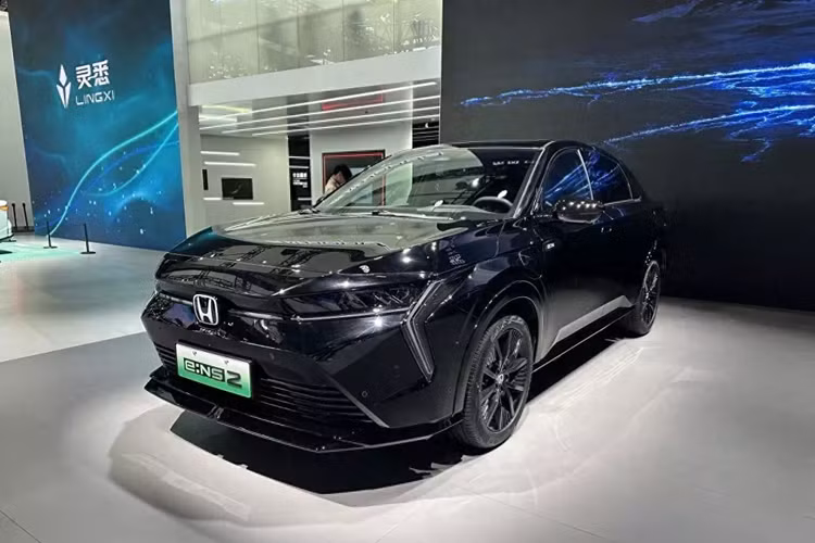 Cả hai mẫu xe này đều được phát triển dựa trên cơ sở gầm bệ e:N Architecture F dành riêng cho ôtô điện của Honda. Tuy nhiên, e:NP2 do liên doanh GAC Honda sản xuất trong khi e:NS2 lại là sản phẩm của liên doanh Dongfeng Honda.