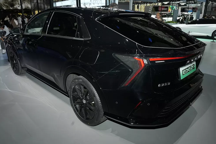 Cả hai đều được trang bị nội thất tối giản với vô lăng vát đáy thể thao, bảng đồng hồ kỹ thuật số mỏng kết hợp cùng màn hình hiển thị thông tin kính lái HUD trong khi màn hình cảm ứng trung tâm có kích thước 12,8 inch.