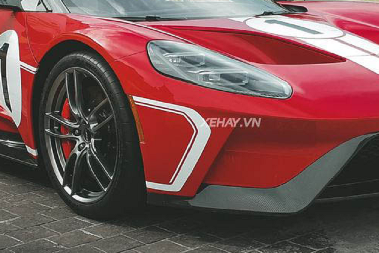 Một trong những điểm thú vị trên Ford GT đó là hệ thống treo khí nén. Theo đó, nhờ một van điều tiết điện tử ở bên trong, xe có thể nâng/hạ độ cao 5 cm chỉ trong 1 giây. Tiếp đến là khung gầm carbon được tích hợp khung chống lật đạt chứng nhận của Liên đoàn ô tô Quốc tế (FIA) và gần như tương đương với xe đua của giải Le Mans.