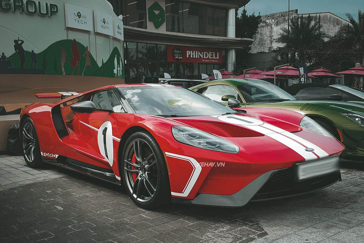 Ký tự UN đã được dán thay cho con số 1 trên nắp capô và bên hông xe. Ford GT ’67 Heritage Edition là phiên bản đặc biệt được ra mắt vào năm 2018, nằm trong bộ sưu tập xe Heritage Edition được sản xuất giới hạn theo từng năm.