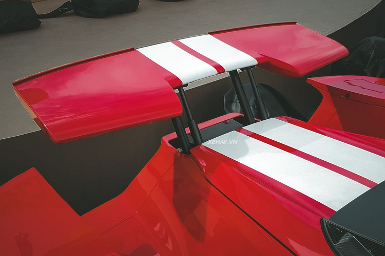 So với Ford GT của ông Đặng Lê Nguyên Vũ đang sở hữu, GT ’67 Heritage Edition có điểm khác biệt là một số chi tiết ở ngoại thất được làm bằng chất liệu carbon như ốp cản trước, khung và ốp dưới gương chiếu hậu, ốp sườn, bộ khuếch tán và khung của nắp động cơ.