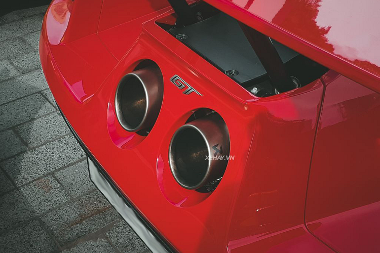 Ford GT ’67 Heritage Edition được trang bị bộ mâm 20 inch nguyên khối từ hợp kim nhôm siêu nhẹ, đi cùng hệ thống phanh gốm-carbon cùng kẹp phanh Brembo màu đỏ “ton-sour-ton”. Trong khi đó ở phía sau, xe được trang bị cụm đèn hậu và ống xả titan được hãng Akrapovic thiết kế riêng.