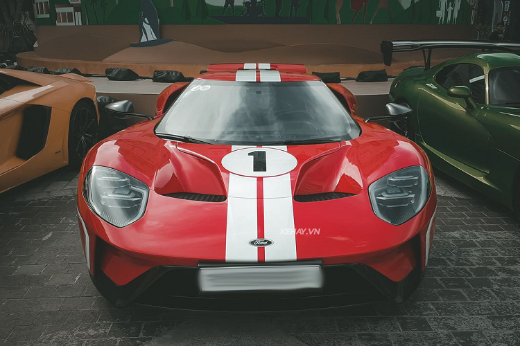 Đây cũng chính là màu sơn “huyền thoại” của các xe đua Ford GT40 Mark IV vô địch tại giải đua 24 Hours of Le Mans 1967 và chỉ có 39 chiếc được xuất xưởng với phối màu này. Tuy nhiên khi về chung một nhà với “Qua”, Ford GT '67 Heritage Edition đã được thay “bộ áo” mới, từ màu đỏ rực rỡ sang trắng tinh khôi.