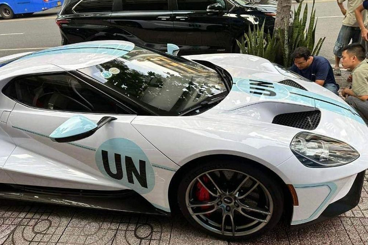Trên lớp “áo” trắng, “siêu phẩm” nước Mỹ được tạo điểm nhấn bằng đường sọc đen kéo dài từ đầu xe lên trần ra đến đuôi xe hay các hoạ tiết chạy sọc màu xanh ở hai bên thân. Tương tự như các mẫu xe khác mà ông Đặng Lê Nguyên Vũ đang sở hữu, chiếc Ford GT '67 Heritage Edition này cũng có logo UN.
