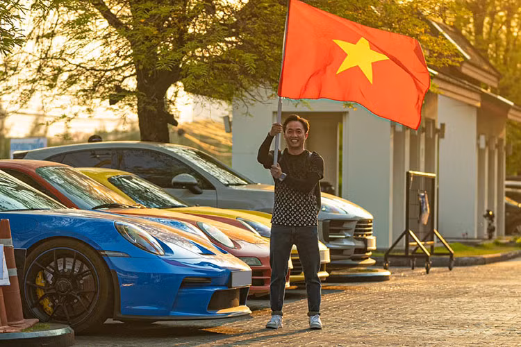 Được biết, chiếc xe Porsche 911 GT3 992 chỉ mới ở garage xe của Cường Đô la được 18 tháng, xe đã lăn bánh hơn 5.000 km, trong đó, hành trình dài nhất mà xe phải đi qua là tour Asean chạy qua 4 nước bao gồm Lào, Campuchia, Thái Lan trước khi quay lại Việt Nam.