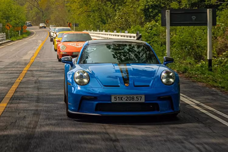 Porsche 911 GT3 thế hệ 992 của Cường Đô la sử dụng hộp số 7 tốc độ PDK, nhờ đó, chiếc xe đua đường phố này tăng tốc từ vị trí xuất phát lên 100 km/h chỉ với thời gian 3,4 giây trước khi đạt vận tốc tối đa 318 km/h. Mức giá Porsche 911 GT3 chính hãng Việt Nam là 12,65 tỷ đồng, sau khi ra biển số khoảng hơn 16 tỷ.