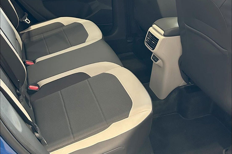 Thay vào đó, mẫu SUV Volkswagen T-Cross đến từ nước Đức chỉ có những trang bị an toàn như phanh đĩa trước, phanh tang trống sau, 6 túi khí, camera lùi, hệ thống chống trượt khi tăng tốc, hệ thống kiểm soát hành trình, hỗ trợ khởi hành ngang dốc, kiểm soát cự ly đỗ xe, cảnh báo áp suất lốp và kiểm soát lực kéo.