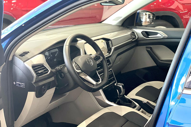 Ngoài ra, xe còn sở hữu hệ thống âm thanh 6 loa, sạc điện thoại không dây, cửa sổ trời điều khiển điện và điều hòa tự động với lọc không khí. Trang bị an toàn của T-Cross Luxury chưa thực sự nổi bật trong phân khúc. Thậm chí, còn không có tính năng an toàn chủ động ADAS mà các đối thủ rẻ hơn như Hyundai Creta hay Honda HR-V đang sở hữu.