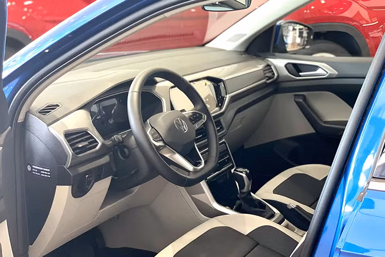 Ngoài ra, xe còn sở hữu hệ thống âm thanh 6 loa, sạc điện thoại không dây, cửa sổ trời điều khiển điện và điều hòa tự động với lọc không khí. Trang bị an toàn của T-Cross Luxury chưa thực sự nổi bật trong phân khúc. Thậm chí, còn không có tính năng an toàn chủ động ADAS mà các đối thủ rẻ hơn như Hyundai Creta hay Honda HR-V đang sở hữu.