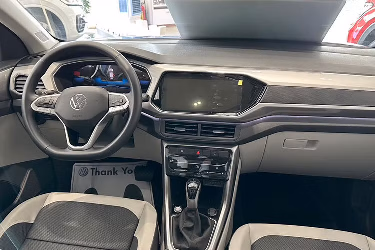 Bên trong Volkswagen T-Cross Luxury là không gian nội thất 5 chỗ ngồi với ghế bọc da 2 tông màu, có chức năng thông hơi, vô lăng bọc da tích hợp phím chức năng/lẫy chuyển số thể thao, bảng đồng hồ kỹ thuật số Digital Cockpit, màn hình cảm ứng trung tâm MIB 10 inch, đèn trang trí Ambient Light màu trắng,...