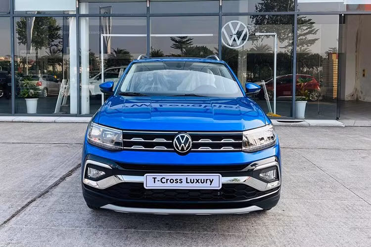 Tuy Volkswagen T-Cross Luxury đang giảm giá rẻ hơn gần 250 triệu đồng so với xe mới, nhưng so với mặt bằng chung cùng phân khúc SUV cỡ B tại Việt Nam hiện nó vẫn đang cao hơn khá nhiều. Với giá bán 1,055 tỷ đồng, chiếc xe T-Cross Luxury này đắt hơn cả Honda HR-V, Peugeot 2008 lẫn Toyota Corolla Cross.