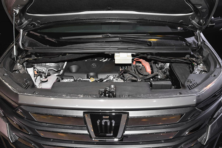 Thêm vào đó là hộp số biến thiên vô cấp e-CVT và hệ dẫn động 1 cầu hoặc 2 cầu. Tuy là MPV cỡ lớn nhưng xe chỉ tiêu thụ trung bình 6,3 lít xăng trên 100 km.