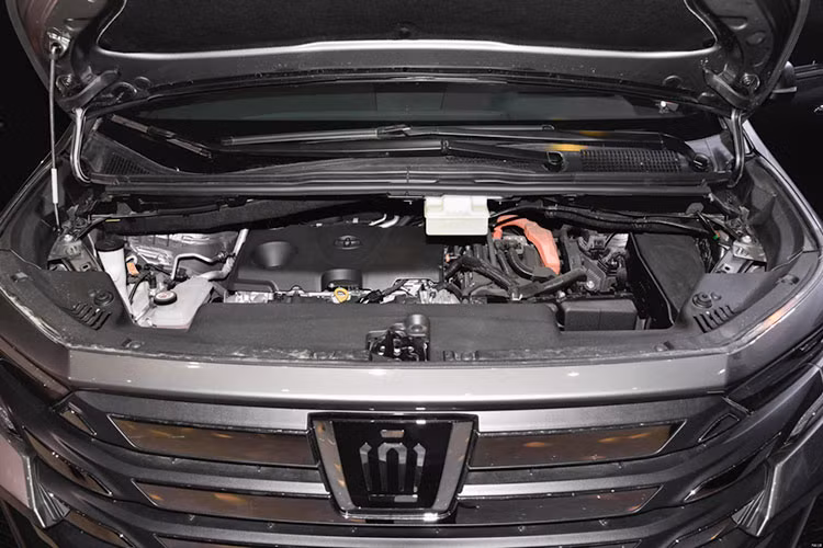 Thêm vào đó là hộp số biến thiên vô cấp e-CVT và hệ dẫn động 1 cầu hoặc 2 cầu. Tuy là MPV cỡ lớn nhưng xe chỉ tiêu thụ trung bình 6,3 lít xăng trên 100 km.