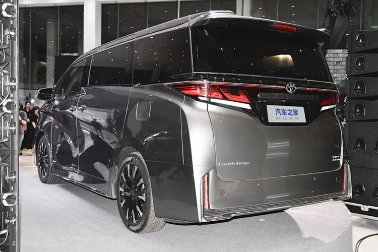 Giá xe Toyota Crown Vellfire 2024 tại Trung Quốc chỉ có 2 phiên bản và được bán ra với mức dao động từ 899.000 - 929.000 Nhân dân tệ (tương đương khoảng 2,94 - 3,04 tỷ đồng).