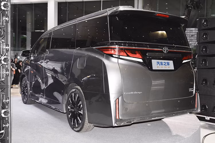 Giá xe Toyota Crown Vellfire 2024 tại Trung Quốc chỉ có 2 phiên bản và được bán ra với mức dao động từ 899.000 - 929.000 Nhân dân tệ (tương đương khoảng 2,94 - 3,04 tỷ đồng).