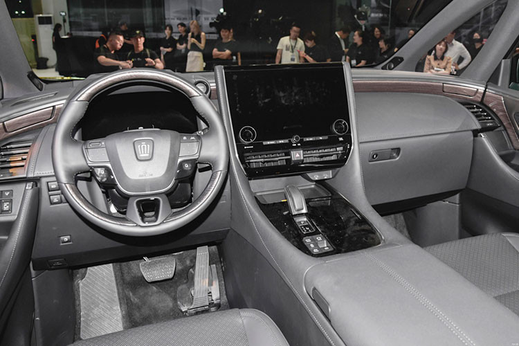 Bên trong Toyota Crown Vellfire 2024 là không gian nội thất 3 hàng ghế với 7 chỗ ngồi. Ở giữa xe là 2 ghế cơ trưởng nằm tách rời với nhau, có đủ tính năng sưởi, thông gió và massage đi kèm 2 màn hình cảm ứng để chỉnh các tính năng... Nội thất của xe khá sang trọng nhờ những chất liệu như da Nappa, ốp gỗ và ốp kim loại. Bảng đồng hồ kỹ thuật số 12,3 inch, màn hình hiển thị thông tin kính lái HUD.