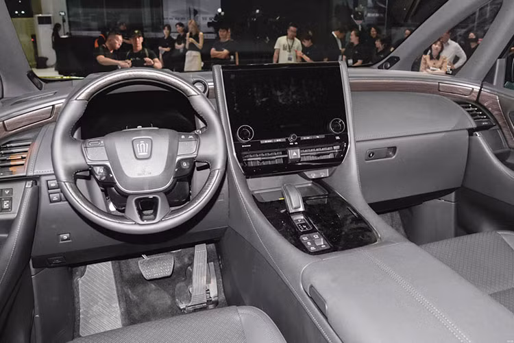 Bên trong Toyota Crown Vellfire 2024 là không gian nội thất 3 hàng ghế với 7 chỗ ngồi. Ở giữa xe là 2 ghế cơ trưởng nằm tách rời với nhau, có đủ tính năng sưởi, thông gió và massage đi kèm 2 màn hình cảm ứng để chỉnh các tính năng... Nội thất của xe khá sang trọng nhờ những chất liệu như da Nappa, ốp gỗ và ốp kim loại. Bảng đồng hồ kỹ thuật số 12,3 inch, màn hình hiển thị thông tin kính lái HUD.