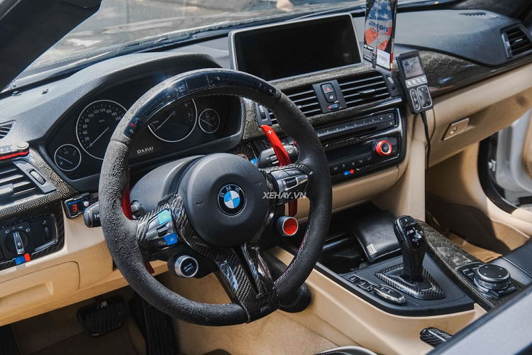 nCác chi tiết độ "khủng" như phuộc hơi nâng hạ gầm D2, pô on/off, mâm xe Tei37 kích thước 19 inch kèm vỏ Michelin còn mới 98% cùng heo đĩa Rotora Forge.