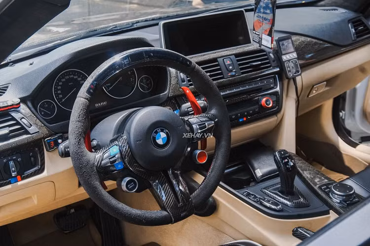 nCác chi tiết độ "khủng" như phuộc hơi nâng hạ gầm D2, pô on/off, mâm xe Tei37 kích thước 19 inch kèm vỏ Michelin còn mới 98% cùng heo đĩa Rotora Forge.