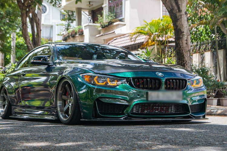 Chiếc xe thể thao mui trần được trang bị đèn LED Angle Eye đi kèm với đèn hậu dạng vẩy rồng. Bên cạnh việc nâng cấp các chi tiết nhằm thay đổi ngoại hình theo phong cách M4, chủ nhân của chiếc xe còn "đắp" thêm lên chiếc BMW 428i của mình hàng loạt đồ chơi xịn sò.