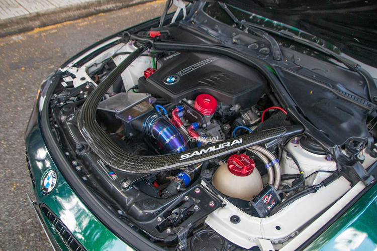 Nguyên bản, chiếc BMW 428i tại Việt Nam này sử dụng động cơ 2.0L tăng áp, công suất 245 mã lực và 350 Nm mô-men xoắn, đi kèm hộp số tự động 8 cấp. 