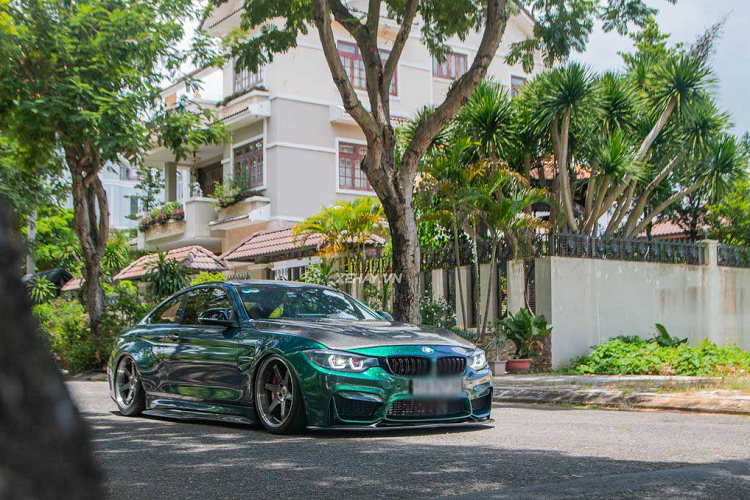 Xe sở hữu màu sơn ngoại thất xanh rêu với điểm nhấn carbon ở một số chi tiết như: nắp capo GTS, ốp gương, ốp đuôi cá, cánh gió, lip trước/sau,…