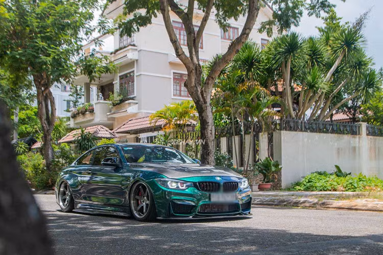 Xe sở hữu màu sơn ngoại thất xanh rêu với điểm nhấn carbon ở một số chi tiết như: nắp capo GTS, ốp gương, ốp đuôi cá, cánh gió, lip trước/sau,…