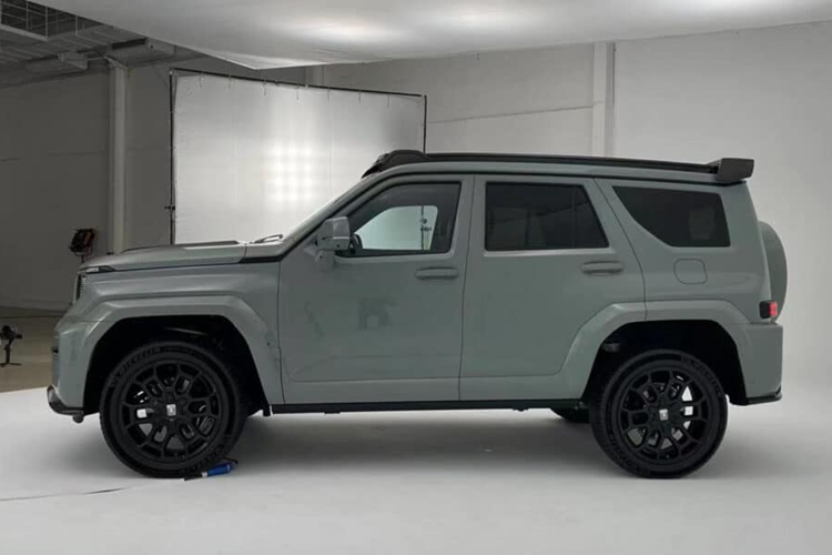 Tank 700 được định vị là một chiếc xe địa hình hạng nặng. Nhưng góc tiếp cận và góc thoát của phiên bản giới hạn của nó không ấn tượng lắm ở mức lần lượt là 22 và 26 độ. Nó chạy trên bánh xe 275/50 R22 hoặc 275/60 R22. Phiên bản giới hạn có rãnh trước và sau rộng hơn: 1800 và 1813 mm.