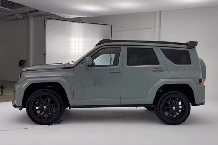 Tank 700 được định vị là một chiếc xe địa hình hạng nặng. Nhưng góc tiếp cận và góc thoát của phiên bản giới hạn của nó không ấn tượng lắm ở mức lần lượt là 22 và 26 độ. Nó chạy trên bánh xe 275/50 R22 hoặc 275/60 R22. Phiên bản giới hạn có rãnh trước và sau rộng hơn: 1800 và 1813 mm.