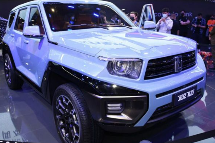 Góc tiếp cận và góc thoát của nó rất ấn tượng, với 32 và 33 độ, nhờ các thanh cản ngắn. Phiên bản thông thường của Tank 700 Hi4-T sử dụng bánh xe 22 inch, kích thước lốp 275/50.