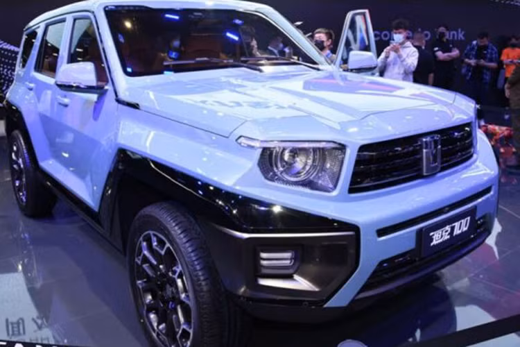 Góc tiếp cận và góc thoát của nó rất ấn tượng, với 32 và 33 độ, nhờ các thanh cản ngắn. Phiên bản thông thường của Tank 700 Hi4-T sử dụng bánh xe 22 inch, kích thước lốp 275/50.