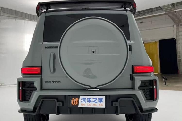 Để so sánh, phiên bản thông thường của Tank 700 Hi4-T có rãnh trước và sau 1742 và 1757 độ. Tank 700 Hi4-T thông thường có kiểu dáng bên ngoài khiêm tốn hơn với lưới tản nhiệt và cản va nhỏ hơn.