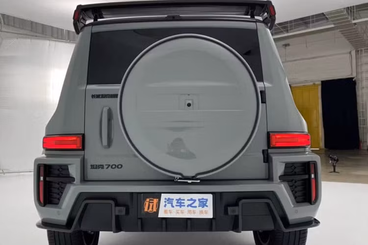 Để so sánh, phiên bản thông thường của Tank 700 Hi4-T có rãnh trước và sau 1742 và 1757 độ. Tank 700 Hi4-T thông thường có kiểu dáng bên ngoài khiêm tốn hơn với lưới tản nhiệt và cản va nhỏ hơn.