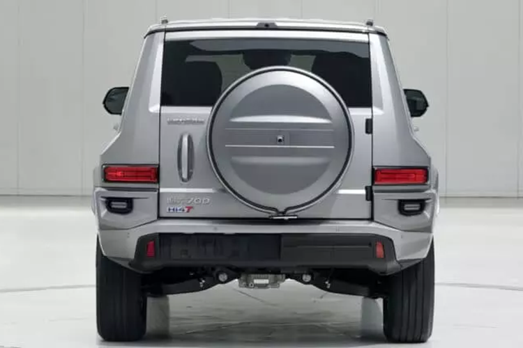 Như vậy, mẫu SUV địa hình Tank 700 Hi4-T 2024 mới của Great Wall Motor với hệ truyền động plug-in hybrid đã sẵn sàng bắt đầu được bán ra tại Trung Quốc. Trước đó, phiên bản giới hạn của mẫu xe này đã được đặt hàng tại Trung Quốc với giá 700.000 nhân dân tệ (98.100 USD), tương đương 2,3 tỷ đồng.