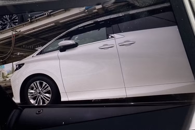 Phía sau xe cũng có nhiều thay đổi so với thế hệ cũ như cụm đèn hậu OLED với tạo hình bên trong tương tự đèn LED định vị ban ngày, nẹp màu đen bóng tích hợp tem chữ nổi "Alphard" và nẹp mạ crôm bao quanh kính chắn gió. Cản sau của xe có thiết kế khá đơn giản, sơn cùng màu thân xe và đi kèm đèn nằm dọc ở hai góc.