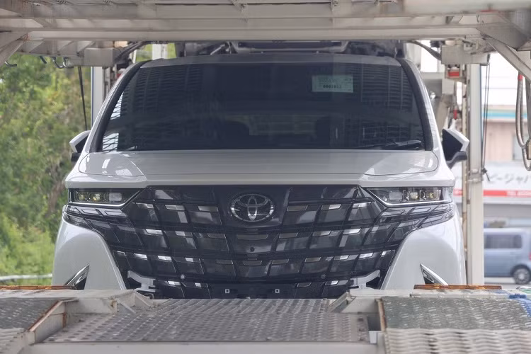 Trong đó, đèn LED định vị ban ngày của xe bao gồm 8 đèn mỗi bên và được chia thành 2 tầng. Đèn pha của xe có thiết kế khá hẹp, nằm phía trên đèn LED định vị ban ngày và được trang bị công nghệ đèn chiếu xa thích ứng AHS. Trong khi đó, cản trước và hốc gió trung tâm của xe chỉ thay đổi nhẹ so với thế hệ cũ. Ở hai góc cản trước là hốc đèn sương mù mới, trang trí bằng nẹp mạ crôm hình boomerang.