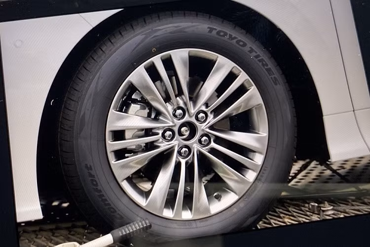 Tại thị trường Nhật Bản, Toyota Alphard 2024 sẽ có tổng cộng 5 phiên bản, bao gồm G 2.5L, Z 2.5L, G Hybrid, Z Hybrid và Executive Lounge. Trong đó, phiên bản Executive Lounge cao cấp nhất sẽ được trang bị nội thất 3 hàng ghế với 7 chỗ ngồi.