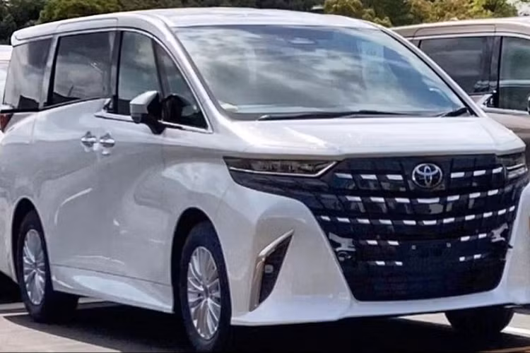 Bên sườn xe, mẫu MPV Toyota Alphard 2024 này không sở hữu thiết kế giống Lexus LM 2023 như thế hệ cũ. Tại đây, xe được bổ sung đường dập gân mới, kéo dài từ cột B đến đuôi xe và dốc dần xuống ở chắn bùn sau. Tiếp đến là các loại vành la-zăng có đường kính từ 17 - 19 inch, tùy phiên bản, và cửa lùa chỉnh điện.