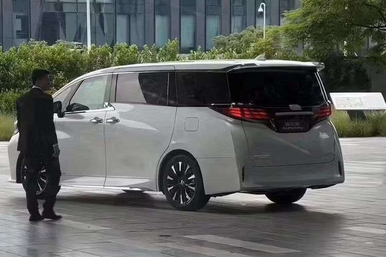 Ngoài ra, bản Executive Lounge sẽ có những trang bị đáng chú ý như vô lăng 3 chấu, tích hợp phím chức năng, bảng đồng hồ kỹ thuật số 12,3 inch, màn hình cảm ứng trung tâm 14 inch dùng chung với xe Lexus,...