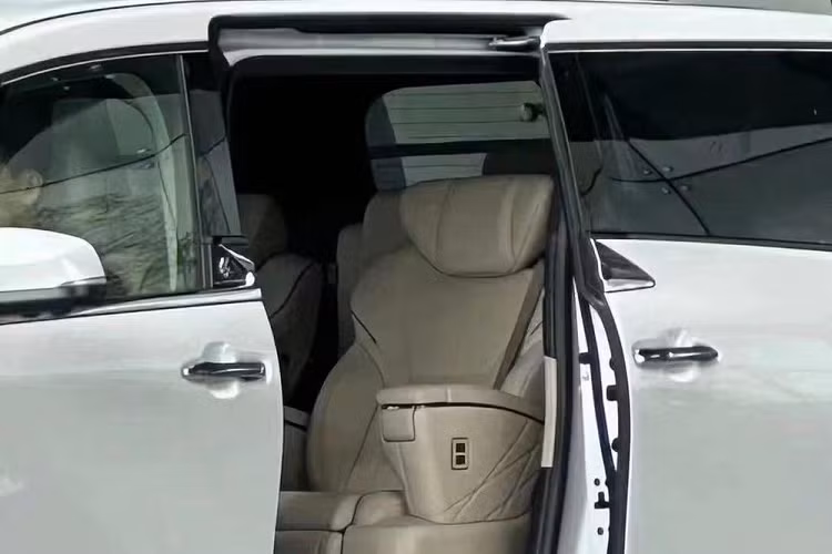 Ghế của Toyota Alphard bản Executive Lounge dự kiến được bọc bằng chất liệu da thật, giống Lexus. Trong khi đó, tapi cửa được bọc da và khâu hình quả trám, tương tự Lexus LS. Hai ghế cơ trưởng ở giữa xe có thể dịch chuyển lên/xuống và đi kèm màn hình cảm ứng để chỉnh các tính năng.