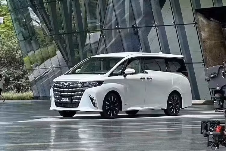 Theo kế hoạch, vào ngày 21/6/2023 tới đây, Toyota Alphard 2024 mới sẽ chính thức ra mắt toàn cầu. Trước thời điểm đó, mẫu MPV cao cấp được mệnh danh "chuyên cơ mặt đất" này đã lộ diện hoàn toàn trong buổi chụp ảnh và quay video quảng cáo ở Trung Quốc. Tại Nhật Bản, xe cũng liên tục xuất hiện trên đường phố khi được vận chuyển đến đại lý.